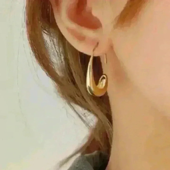 Modest Lu Jewelry - Gold Geometric C Shaped Drop Hoop Earrings

 Brand New